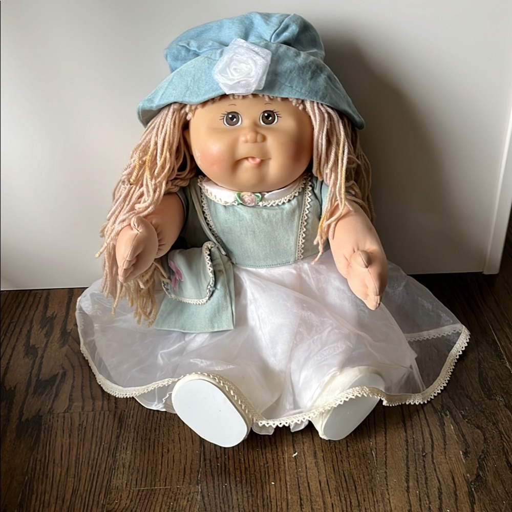 Vintage Cabbage Patch doll Blue and White Dress with Accessories, hat and purse